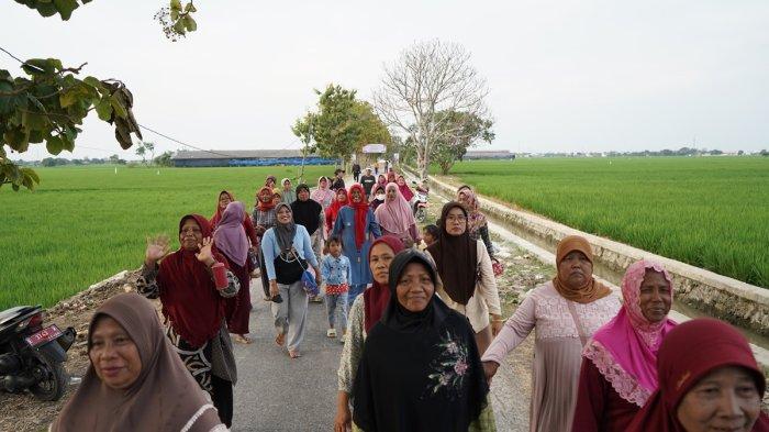 Senangnya Warga Sambut Jalan Desa Bogor-Sukra Indramayu yang Kini Sudah Mulus dan Dibeton